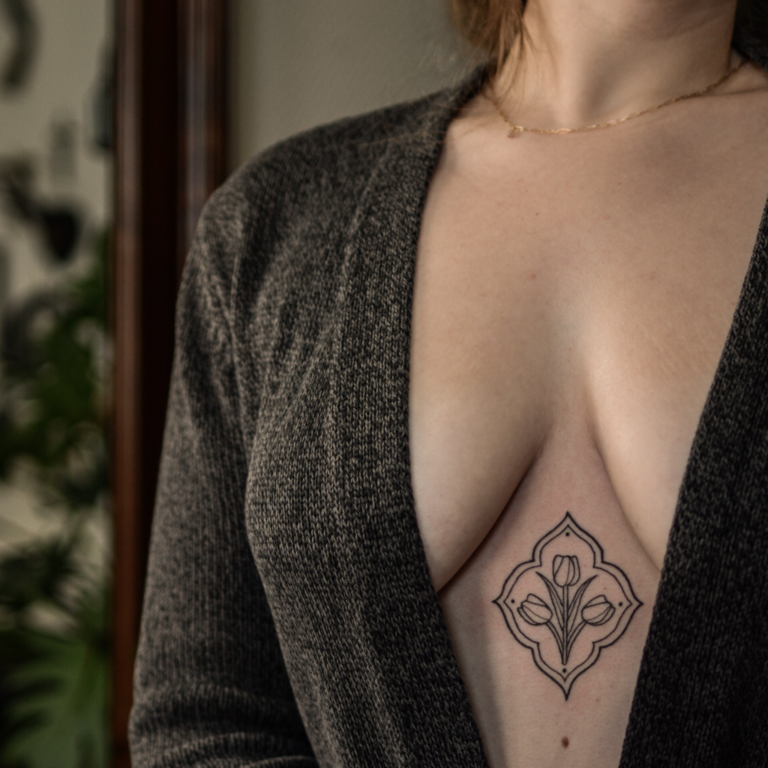 Ornament, Tulpe, Botanical Illustration, Flora und Fauna, Blumen Tattoo, Rosen Tattoo, Natur, Botanik, Pflanzen Tattoo, Tattoo vegan, underboob tattoo