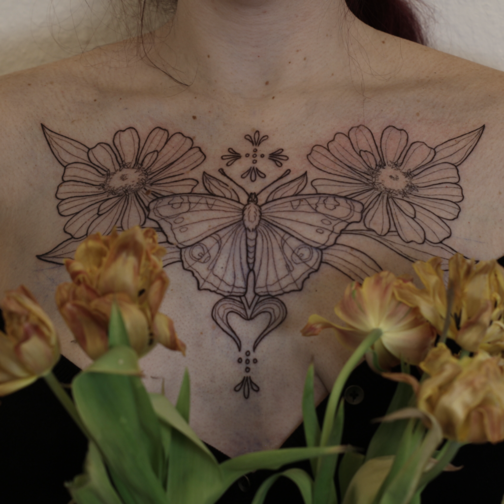 chest piece, Schmetterling und Blumen, Tagpfauenauge, Botanical Illustration, Flora und Fauna, Blumen Tattoo, Rosen Tattoo, Natur, Botanik, Pflanzen Tattoo, Tattoo vegan